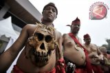 Sejumlah pemuda berbusana tradisional Dayak berpose saat Pekan Budaya Dayak 2013 di Istora Senayan, Jakarta, Sabtu (27/4). Ajang promosi budaya yang berlangsung hingga 30 April 2013 menampilkan berbagai produk dan potensi Kalimantan, khususnya budaya suku Dayak. FOTO ANTARA/Ismar Patrizki