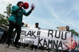 BANDA ACEH (Antara Babel). Aktivis Jaringan Mahasiswa Kota (JMK) menggelar aksi menolak Rancangan Undang-Undang Keamanan Nasional (RUU-Kamnas) di kantor Kementerian Hukum dan HAM, Banda Aceh, Kamis (25/4). Mereka menuntut RUU Kamnas dibatalkan karena mengekang kebebasan beraspirasi dan melanggar hak sipil. FOTO ANTARA/Ampelsa/ed/mes/13