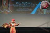 Model memperagakan karya busana Dian Pelangi bertajuk 'Royal Kingdom Of Indonesia' dalam konferensi pers Dian Pelangi From Indonesia To The World di Jakarta, Kamis, (9/1). Dian Pelangi akan menampilkan 15 koleksinya dalam Haute Arabia High Tea 2014 yang merupakan jamuan teh yang menampilkan peragaan busana disainer muslimah dunia pada 17 Januari 2014 di London, Inggris. ANTARA FOTO/ Teresia May