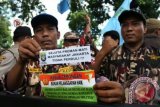 Jakarta (Antara Bali) - Massa gabungan dari Organisasi Kepemudaan melakukan aksi di depan Kantor Komnas HAM, Jakarta, Jumat (12/4). Mereka meminta Komnas HAM menghentikan penyidikan terhadap kasus Cebongan, karena dianggap bukan pelanggaran HAM, tapi murni kasus balas dendam dan semangat jiwa korsa Kopassus.FOTO ANTARA/Reno Esnir/nym/2013.