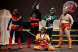 Sejumlah pemain Teater Gandrik melakukan gladi bersih pentas teater berjudul "Gundala Gawat" di Taman Budaya Yogyakarta (TBY), Yogyakarta, Senin (15/4) malam. Teater Gandrik akan mementaskan lakon "Gundala Gawat", yang diinspirasi komik superhero legendaris asli Indonesia tahun 1970-an "Gundala Putera Petir" karya Harya Suryaminata atau Hasmi di Taman Budaya Yogyakarta (TBY) pada 16-17 April 2013, dan di Taman Ismail Marzuki (TIM) Jakarta pada 26-27 April 2013. FOTO ANTARA/Noveradika
