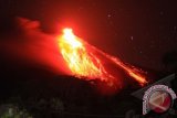 Gunung api Karangetang mengeluarkan lava ketika difoto dari Desa Bebali Kab. kepulauan Siau Tagulandang Biaro (sitaro), Sulawesi Utara, Kamis (4/4) malam. Keluarnya lava tanpa adanya letusan terlebih dahulu terjadi pada pukul 21.17 wita namun warga masih tetap tenang. FOTO ANTARA/Romi Lapasi