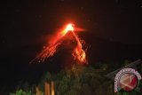 Gunung api Karangetang mengeluarkan lava ketika difoto dari Desa Bebali Kab. kepulauan Siau Tagulandang Biaro (sitaro), Sulawesi Utara, Kamis (4/4) malam. Keluarnya lava tanpa adanya letusan terlebih dahulu terjadi pada pukul 21.17 wita namun warga masih tetap tenang. FOTO ANTARA/Romi Lapasi
