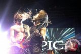 Jakarta (Antara Bali) - Kelompok musik dengan genre simponi metal asal Belanda , Epica tampil pada perhelatan konser Djarum Super Hammersonic Jakarta International Metal Festival di Ecopark, Ancol, Jakarta, Sabtu, (27/4). Aksi Epica menjadi pembuka konser metal terbesar di Indonesia pada hari pertama yang digelar pada 27-28 April 2013 di Ecopark Ancol dengan menampilkan band-band metal seperti Obituary, Cradle Of Filth, Cannibal Corpse dan As I Lay Diying.FOTO ANTARA/I Gede Adhiputra S/nym/2013.