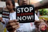 Surabaya (Antara Bali) - Anisa (kiri), dan Hasbi (kanan), anak pengidap Hemophilia menunjukkan stiker perawatan hemophilia saat aksi simpatik yang digelar Himpunan Masyarakat Hemophilia Indonesia (HMMI) Jatim di RSU Dr Soetomo, Surabaya, Jatim, Rabu (17/4). Selain untuk memperingati Hari Hemophilia Sedunia yang jatuh setiap tanggal 17 April, aksi ini digelar juga sebagai bentuk perhatian dan penghargaan pasien hermophilia terhadap tim medis yang merawat. FOTO ANTARA/Dwi Agus Setiawan/nym/2013.