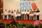 Wali Kota Balikpapan Rizal Effendi berfoto bersama pimpinan PT Telkom dan sejumlah penerima bantuan dari PT Telkom di sela-sela acara Indipreneur Festival 2013 yang diselenggarakan PT Telkom di Balikpapan, Rabu (10/4). (Novi Abdi/ANTARA)