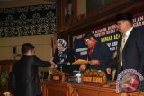 Juru Bicara Pansus Salehuddin menyalami Bupati Kutai Kartanegara Rita Widyasari usai membacakan tanggapan DPRD Kukar terhadap LKPJ Bupati 2012, disaksian pimpinan Dewan, dalam rapat paripurna istimewa DPRD Kukar, Jumat (26/4) malam).