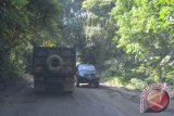 Ruas jalan antara Sanggau - Semuntai di Kalimantan Barat yang rusak dan sempit membuat jarak 18 kilometer ditempuh satu jam lebih. Jalan tersebut jalur utama menuju kawasan timur Kalbar yang mencakup Kabupaten Sekadau, Sintang, Melawi dan Kapuas Hulu. (Teguh Imam Wibowo)