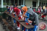 Lebih dari 300-an anak dari 15 panti asuhan di Kota Pontianak dan sekitarnya ikut memeriahkan acara Jambore Anak Panti Asuhan yang diselenggarakan perkumpulan sosial Lions Club Kota Pontianak pada Minggu pagi berlokasi di SMA Santo Petrus Jl KS Tubun. Sebanyak tujuh permainan berhadiah disuguhkan untuk memberikan kegembiraan kepada anak-anak tersebut, di antaranya  sumpit kacang, lempar kaleng, pancing sandal dan coin line. Jambore dilaksanakan juga dalam  merayakan acara ulang tahun Lions Club Pontianak Host yang ke-14. Foto Antara Kalbar/ Zaenal Abidin