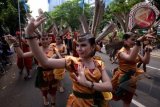 Peserta beraksi dalam Karnaval Budaya Dayak di Jalan Jenderal Sudirman, Jakarta, Minggu (28/4). Kegiatan tersebut merupakan rangkaian dari Pekan Budaya Dayak 2013 yang berlangsung 27-30 April 2013 di Istora Senayan. FOTO ANTARA/Fanny Octavianus