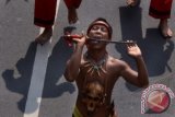 Peserta beraksi dalam Karnaval Budaya Dayak di Jalan Jenderal Sudirman, Jakarta, Minggu (28/4). Kegiatan tersebut merupakan rangkaian dari Pekan Budaya Dayak 2013 yang berlangsung 27-30 April 2013 di Istora Senayan. FOTO ANTARA/Fanny Octavianus