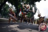 Peserta beraksi dalam Karnaval Budaya Dayak di Jalan Jenderal Sudirman, Jakarta, Minggu (28/4). Kegiatan tersebut merupakan rangkaian dari Pekan Budaya Dayak 2013 yang berlangsung 27-30 April 2013 di Istora Senayan. FOTO ANTARA/Fanny Octavianus