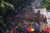 Peserta beraksi dalam Karnaval Budaya Dayak di Jalan Jenderal Sudirman, Jakarta, Minggu (28/4). Kegiatan tersebut merupakan rangkaian dari Pekan Budaya Dayak 2013 yang berlangsung 27-30 April 2013 di Istora Senayan. FOTO ANTARA/Fanny Octavianus