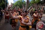 Peserta beraksi dalam Karnaval Budaya Dayak di Jalan Jenderal Sudirman, Jakarta, Minggu (28/4). Kegiatan tersebut merupakan rangkaian dari Pekan Budaya Dayak 2013 yang berlangsung 27-30 April 2013 di Istora Senayan. (Fanny Octavianus/ANTARA)