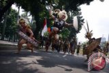 Peserta beraksi dalam Karnaval Budaya Dayak di Jalan Jenderal Sudirman, Jakarta, Minggu (28/4). Kegiatan tersebut merupakan rangkaian dari Pekan Budaya Dayak 2013 yang berlangsung 27-30 April 2013 di Istora Senayan. (Fanny Octavianus/ANTARA)