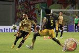 Penyerang Mitra Kukar Esteban Herrera dikawal ketat pemain belakang Barito Putera Henry Njobi Elad dalam pertandingan lanjutan Liga Super Indonesia di Stadion Aji Umbut Tenggarong, Minggu (7/4) malam. Mitra unggul 1-0 atas tamunya Barito Putera lewat gol penalti Esteban Herrera di masa "injury time" perpanjangan waktu babak kedua. (Hayru Abdi/ANTARA Kaltim)
