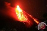 Sitaro (Antara Bali) - Gunung api Karangetang mengeluarkan lava ketika difoto dari Desa Bebali Kab. kepulauan Siau Tagulandang Biaro (sitaro), Sulawesi Utara, Kamis (4/4) malam. Keluarnya lava tanpa adanya letusan terlebih dahulu terjadi pada pukul 21.17 wita namun warga masih tetap tenang. FOTO ANTARA/Romi Lapasi/nym/2013.