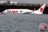 Pesawat Lior Air rute Bandung-Denpasar jatuh di laut di Bali di dekat Bandara Ngurah Rai, Denpasar, Bali, Sabtu (13/4). 101 Penumpang dan 7 awak selamat. FOTO ANTARA/Made Wirjawan