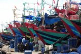 Sejumlah kapal nelayan bersandar di Pelabuhan Tegal, Jateng, Jumat (26/4). Menurut nelayan, akibat kesulitan dan ada pembatasan pembelian solar di SPBU, nelayan bingung untuk melaut karena harus menunggu beberapa pekan untuk mendapatkan solar. FOTO ANTARA/Oky Lukmansyah/ss/pd/13