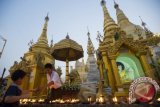 YANGON, MYANMAR,(Antara Babel). Seorang bocah membakar dupa di areal tempat suci umat Buddha, Pagoda Shwedagon, atau Pagoda Emas, di Yangon, Myanmar, Rabu (3/4). Bangunan Pagoda atau Stupa setinggi 98 meter berlapis emas dan batu mulia yang diperkirakan berusia 2500 tahun itu menyimpan berbagai relik Buddha yaitu di antaranya delapan helai rambut Siddharta Gautama. FOTO ANTARA/Ismar Patrizki/Koz/mes/13.