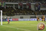 Penyerang Mitra Kukar Esteban Herrera mencetak satu-satunya gol lewat titik putih yang membawa Mitra Kukar unggul 1-0 atas tamunya, Barito Putera dalam pertandingan lanjutan Liga Super Indonesia di Stadion Aji Umbut Tenggarong, Minggu (7/4) malam. Gol penalti Esteban Herrera dicetak di masa "injury time" perpanjangan waktu babak kedua. (Hayru Abdi/ANTARA Kaltim)