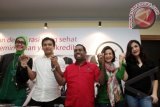 Dari kiri-kanan, Artis yang menjadi calon legislatif (caleg) dari Partai Persatuan Pembangunan Okky Asokawati, artis caleg Partai Nasdem Donny Damara, penyanyi yang juga menjadi caleg PDI Perjuangan Edo Kondologit, Anggota DPRD Jakarta Wanda Hamidah dan aktivis Rumah Kebangsaan (RK) Cornelia Agatha menjadi pembicara dalam sebuah diskusi di Jakarta, Jumat (26/4). Diskusi membahas dilematika politisi pesohor dalam rekrutmen partai politik. FOTO ANTARA/Dhoni Setiawan