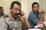 Kapolri Jenderal Polisi Timur Pradopo (kiri) menggunakan telepon selulernya disaksikan Panglima TNI Laksamana TNI Agus Suhartono (kanan) sebelum rapat terbatas bidang Polhukam di kantor Presiden, Jakarta, Senin (1/4). Rapat terbatas membahas empat hal yaitu penyerangan Lapas Cebongan, Kerusuhan Palopo, Pengibaran bendera daerah di Aceh dan Penggeroyokan Kapolsek di Sumut. FOTO ANTARA/Prasetyo Utomo
