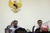 Presiden Susilo Bambang Yudhoyono (kiri) didampingi Wapres Boediono (kanan) memimpin rapat terbatas bidang Polhukam di kantor Presiden, Jakarta, Senin (1/4). Rapat terbatas membahas empat hal yaitu penyerangan Lapas Cebongan, Kerusuhan Palopo, Pengibaran bendera daerah di Aceh dan Penggeroyokan Kapolsek di Sumut. FOTO ANTARA/Prasetyo Utomo