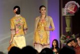 Sejumlah model membawakan busana karya desainer Tatok Prihasmanto pada pagelaran fashion show "Srikandi Kini" di Yogyakarta, Minggu (21/4) malam. Sejumlah desainer muda ikut menampilkan karya terbaiknya yang digelar dalam rangka Hari Kartini itu. FOTO ANTARA/Regina Safri