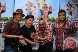 Seniman yang juga anggota kelompok lawak Srimulat (ki-ka) Tessy, Djudjuk Djuwariah, Gogon Margono dan Mamiek Prakosa saat hadir dalam penayangan perdana film 'Finding Srimulat' di Jakarta, Selasa, (2/4) . Film yang menceritakan kehidupan kelompok lawak Srimulat tersebut akan di rilis di bioskop pada 11April 2013. FOTO ANTARA/Teresia May