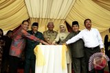 Gubernur Kaltim Awang faroek Ishak (tengah), bersama Bupati Kukar Rita Widyasari, Ketua DPRD Kaltim HM Mukmin Faisyal (dua dari kanan), Sultan Kutai Kartanegara Ing Martadipura HAM Salehuddin II, dan Direktur Operasional PT Hutama Karya (HK) R Sutanto (kiri), menekan tombol dimulainya "ground breaking" pembangunan Jembatan Kukar di Tenggarong, Kabupaten Kutai Kartanegara, Rabu (10/4).
