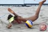 Palembang (Antara Bali) - Pebolavoli pantai putri Indonesia Putu Dini mengembalikan bola ke arah lawannya pebolavoli Australia Justine Mowen/Jordan Mowen pada babak penyisihan grup Turnamen Internasional Voli Pantai Asia Pasific 2013 di Kompleks Jakabaring Sport City, Palembang, Sumatera Selatan, Jumat (19/4). Pasangan Indonesia berhasil menundukkan Australia dengan skor 21-18, 16-21 dan 15-13. FOTO ANTARA/Feny Selly/nym/2013.