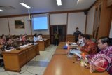 Rapat Komisi Gabungan DPRD Kaltim dengan jajaran Pemkab Kubar dalam kaitan cross check bantuan APBD Provinsi Tahun 2012. (Santo/Humas DPRD Kaltim)