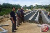 Wakil Ketua DPRD Yahya Anja (tiga kiri) menunjuk salah satu titik proyek pembangunan jembatan di jalan poros trans-Kaltim di wilayah Kabupaten Kutai Barat. (Humas DPRD Kaltim)