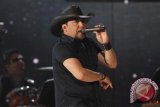  Penyanyi country Jason Aldean gugat cerai istrinya