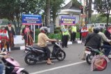 Polres Kulon Progo bagi-bagi helm standar 