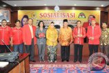 Suasana foto bersama usai rapat sosialisasi 4 pilar kebangsaan yang dipimpin Ketua DPRD Kaltim HM Mukmin Faisyal HP. (Humas DPRD Kaltim)