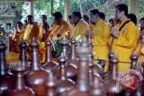 Umat Budha melakukan meditasi pada prosesi ritual pengambilan air suci di Umbul Jumprit di kawasan lereng Gunung Sindoro, Desa Tegalrejo, Ngadirejo, Temanggung, Jateng, Jumat (24/5). Prosesi pegambilan air suci merupakan rangkaian perayaan Tri Suci Waisak tahun 2013/2557 B.E yang selanjutnya akan dibawa ke candi Mendut untuk disemayamkan bersama api abadi. ANTARA FOTO/Anis Efizudin/nym/2013.