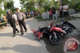 Aparat kepolisian mengamankan lokasi amuk massa di Kelurahan Petobo, Palu, Sulawesi Tengah, Senin (13/5). Amuk massa itu dipicu oleh pemukulan seorang warga yang kemudian dibalas serbuan oleh keluarga korban. Akibat amuk massa itu, dua kendaraan roda dua dan satu roda empat dirusak. ANTARAFOTO/Basri Marzuki/nym/2013.