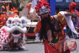 Palembang (Antara Bali) - Salah satu grup kesenian menampilkan tari Barongsai dan Toa Pekong pada festival Barongsai se-Sumsel Babel di Taman Bukit Siguntang Palembang, Sabtu (11/5). Sekitar 13 grup barongsai beradu aksi terbaiknya pada festival tersebut. FOTO ANTARA/Feny Selly/nym/2013.