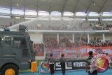 Sejumlah petugas kepolisian membubarkan suporter yang mulai memanas dengan menyemprotkan air melalui kendaraan water cannon di Stadion Madya Aji Imbut, Tenggarong Seberang, Jumat (17/5). Tim Mitra Kutai Kartanegara berhasil menundukkan tamunya, Persisam Samarinda skor 2-1 pada lanjutan Indonesia Super Liga (ISL). (Hayru Abdi/ANTARA Kaltim)