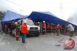 Ratusan pekerja PT Freeport Indonesia berkumpul di Mile 72 menanti ditemukannya rekan mereka yang terperangkap longsong di Terongan Big Gossan, Tembagapura, Timika, Papua, Rabu (15/5). Pada Selasa (14/5) sekitar 41 Pekerja tambang yang sedang mengikuti pelatihan keselamatan kerja di Terowongan Big Gossan PT Freeport Indonesia terperangkap dan tertimbun longsor. Hingga saat ini baru 15 orang ditemukan, 5 diantaranya meninggal dunia. ANTARA FOTO/Spedy Paereng/nym/2013.