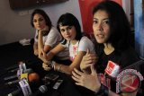 Tiga Sutradara film Pintu Harmonika, (ki-ka) Luna Maya, Ilya Sigma dan Sigi Wimala saat konfrensi pers film garapan mereka di Jakarta, Senin (20/5). Film Pintu Harmonika terdiri dari tiga cerita tersebut selain akan dirilis di Indonesia pada 23 Mei 2013, juga akan tayang di tiga negara Malaysia, Brunei Darrusalam dan Singapura. ANTARA FOTO/Teresia May/nym/2013.