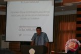 Menteri Perdagangan Gita Wirjawan saat memberikan kuliah umum di depan para dosen dan mahasiswa di Universitas Tanjungpura Pontianak, Jumat (10/5). Ia mengimbau kalangan perguruan tinggi di Kalimantan Barat untuk tidak terlalu banyak mengonsumsi produk impor atau dari luar negeri, yang dapat memperkaya negara lain. (Foto Antara Kalbar / Nurul Hayat)