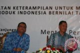 Menteri Perdagangan Gita Wirjawan saat memberikan kuliah umum di depan para dosen dan mahasiswa di Universitas Tanjungpura Pontianak, Jumat (10/5). Ia mengimbau kalangan perguruan tinggi di Kalimantan Barat untuk tidak terlalu banyak mengonsumsi produk impor atau dari luar negeri, yang dapat memperkaya negara lain. (Foto Antara Kalbar / Nurul Hayat)