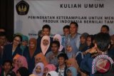 Menteri Perdagangan Gita Wirjawan saat memberikan kuliah umum di depan para dosen dan mahasiswa di Universitas Tanjungpura Pontianak, Jumat (10/5). Ia mengimbau kalangan perguruan tinggi di Kalimantan Barat untuk tidak terlalu banyak mengonsumsi produk impor atau dari luar negeri, yang dapat memperkaya negara lain.  (Foto Antara Kalbar / Nurul Hayat)