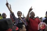 Denpasar (Antara Bali) - Kader PDIP yang juga Gubernur DKI Jakarta, Joko Widodo atau Jokowi (kedua kiri) menjadi juru kampanye bagi calon gubernur, A.A Ngurah Puspayoga (kedua kanan) saat melepas jalan santai sekaligus kampanye Pemilihan Kepala Daerah (Pilkada) Bali 2013 di Monumen Bajra Sandhi, Denpasar, Bali, Minggu (5/5). Pasangan calon gubernur-wakil gubernur Puspayoga-Sukrawan yang disebut paket PAS itu didukung oleh PDIP untuk Pilkada Bali 15 Mei 2013. FOTO ANTARA/Nyoman Budhiana/nym/2013.