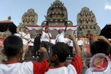 Gianyar (Antara Bali) - Sejumlah tokoh/kader PDIP Pusat, Richard Sambera (kiri), Rieke Diah Pitaloka (ke-3 kiri), Maruarar Sirait (tengah) dan Edo Kondologit meneriakkan yel-yel saat menjadi juru kampanye bagi pasangan Puspayoga-Sukrawan pada Pemilihan Kepala Daerah (Pilkada) Bali 2013 di Lapangan Astina Gianyar, Bali, Selasa (7/5). Kampanye pasangan calon gubernur-wakil gubernur Puspayoga-Sukrawan yang disebut paket PAS itu dihadiri sejumlah tokoh/kader PDIP Jakarta sebagai juru kampanye untuk Pilkada Bali 15 Mei 2013. Foto Antara/Nyoman Budhiana/nym/2013.