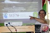 Danielle Creb dari yayasan koservasi Rasi saat menjelaskan upaya pelestarian pesut dalam acara pelatihan ekowisata pesut dan keanekaragaman hayati lainnya, Sabtu-Minggu (25-26/5) di
Desa Sangkuliman, Kecamatan Kota Bangun, Kabupaten Kutai Kartanegara. (Hayru Abdi/ANTARA Kaltim)