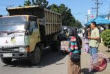 Barabai, 4/5 - PMII DAN KNPI GALANG DANA - DPD KNPI HST dan Pengurus Cabang PMII Barabai menggelar kegiatan sosial berupa penghimpunan dana dari warga yang melintas di Simpang 10 Manjang, Barabai Kabupaten Hulu Sungai Tengah melibatkan puluhan kader secara sukarela mengumpulkan bantuan dari masyarakat dari pukul 07.00 Wita hingga 10.00 Wita, Jumat.(Foto Antara/fathur-humas)
